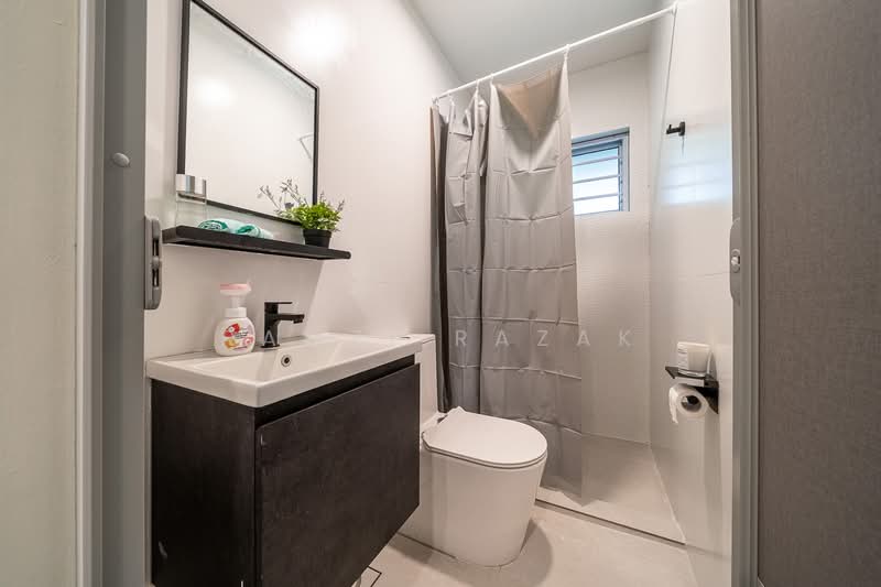 Terang Bulan Avenue, Terang Bulan Avenue, 6 Bedrooms, 3,500 sqft, Corner Terrace For Rent, by Ramzi Razak, 500109698 - Bathroom - PropertyGuru.com.sg