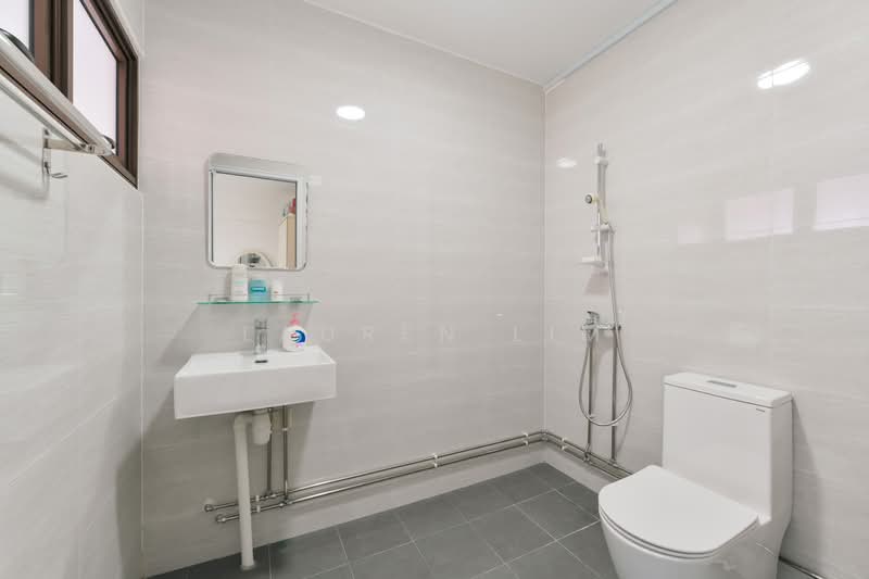 449 Hougang Avenue 10, 449 Hougang Avenue 10, 3 Bedrooms, 1,572 sqft, HDB Flat For Sale, by Lauren Lim, 500109751 - Bathroom - PropertyGuru.com.sg