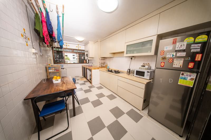 303 Jurong East Street 32, 303 Jurong East Street 32, 2 Bedrooms, 721 sqft, HDB Flat For Sale, by KENNETH CHUA, 500109771 - Kitchen - PropertyGuru.com.sg