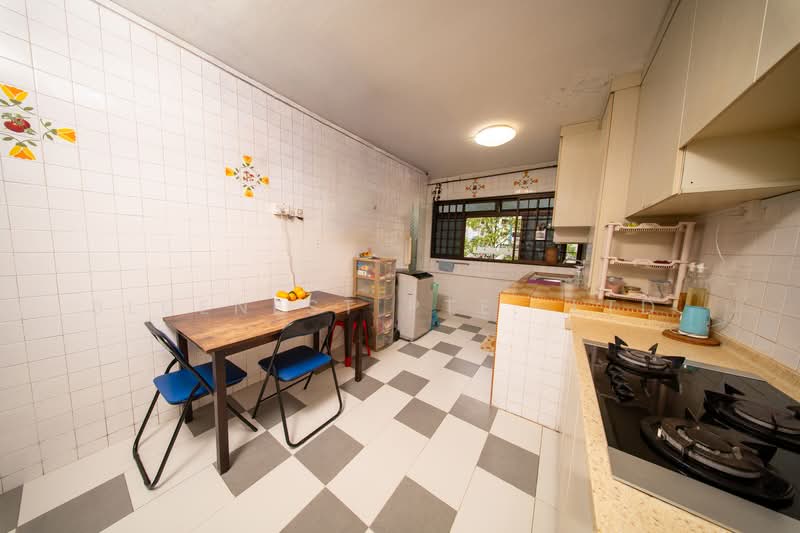 303 Jurong East Street 32, 303 Jurong East Street 32, 2 Bedrooms, 721 sqft, HDB Flat For Sale, by KENNETH CHUA, 500109771 - Kitchen - PropertyGuru.com.sg