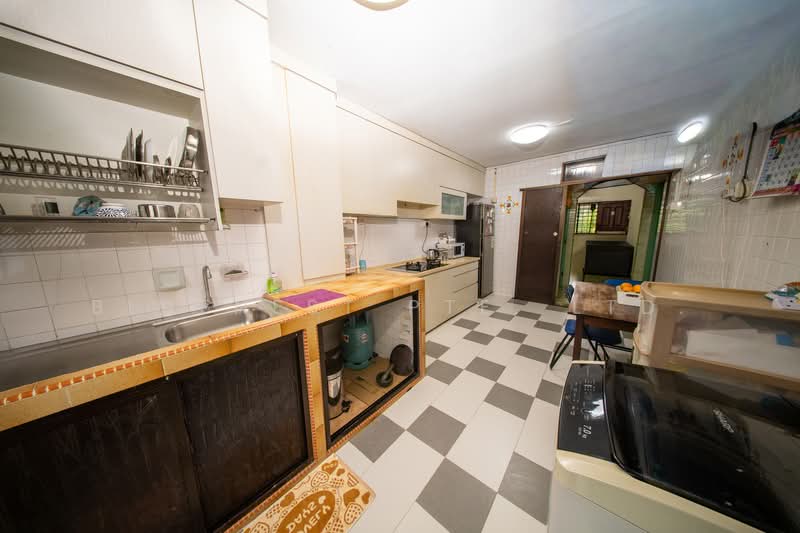 303 Jurong East Street 32, 303 Jurong East Street 32, 2 Bedrooms, 721 sqft, HDB Flat For Sale, by KENNETH CHUA, 500109771 - Kitchen - PropertyGuru.com.sg