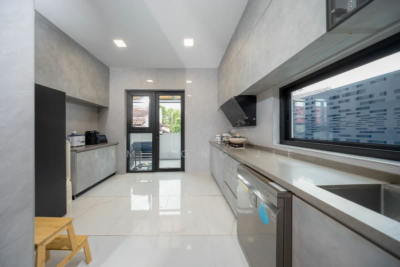 Selling Cheap! Move in Condition! Call Now 9.0.0.9 7.0.0.7, , 7 Bedrooms, 9,600 sqft, Semi-Detached House For Sale, by Lim Rong Jie, 500109775 - Kitchen - PropertyGuru.com.sg