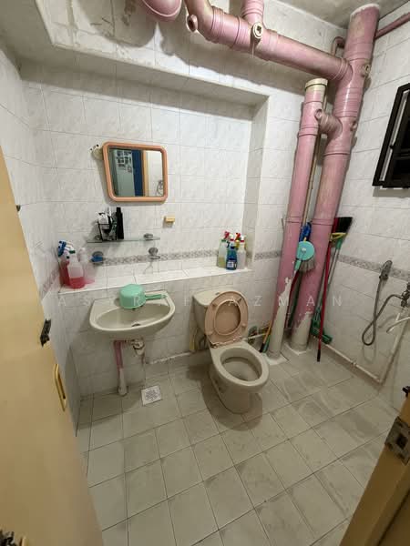 584 Woodlands Drive 16, 584 Woodlands Drive 16, 3 Bedrooms, 979 sqft, HDB Flat For Sale, by Asyraf Azman, 500109820 - Bathroom - PropertyGuru.com.sg