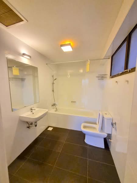 The Cairnhill, 4 Cairnhill Rise, 4 Bedrooms, 2,809 sqft, Condominium For Rent, by Xavier Aw (欧伟廷), 500109851 - Bathroom - PropertyGuru.com.sg