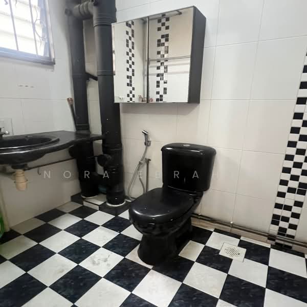 660A Jurong West Street 64, 660A Jurong West Street 64, 3 Bedrooms, 979 sqft, HDB Flat For Sale, by Nora Ebrahim, 500109912 - Bathroom - PropertyGuru.com.sg