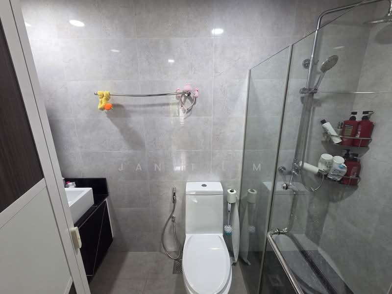 Sunrise Gardens, 57 Sunrise Gardens, 3 Bedrooms, 1,281 sqft, Condominium For Sale, by Janet Lim, 500109952 - Bathroom - PropertyGuru.com.sg