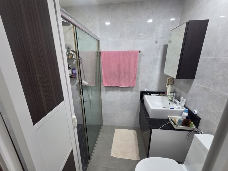 Sunrise Gardens, 57 Sunrise Gardens, 3 Bedrooms, 1,281 sqft, Condominium For Sale, by Janet Lim, 500109952 - Bathroom - PropertyGuru.com.sg