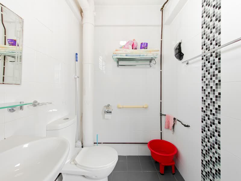 843 Tampines Street 83, 843 Tampines Street 83, 3 Bedrooms, 1,109 sqft, HDB Flat For Sale, by Chew Lih Yuan, 500109954 - Bathroom - PropertyGuru.com.sg
