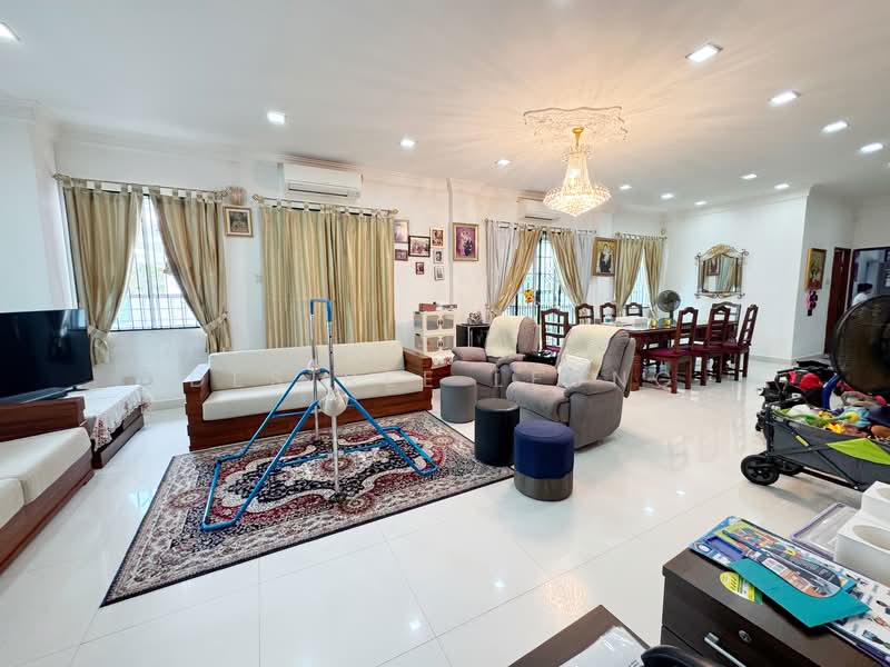 Spacious 8BR Semi-D within 1KM of CHIJ St Nic. Ideal for Multi Gen Living, , 8 Bedrooms, 3,500 sqft, Semi-Detached House For Sale, by Desiree Leung, 500109971 - Living Room - PropertyGuru.com.sg