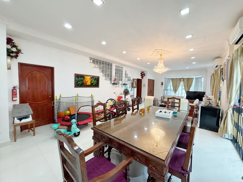 Spacious 8BR Semi-D within 1KM of CHIJ St Nic. Ideal for Multi Gen Living, , 8 Bedrooms, 3,500 sqft, Semi-Detached House For Sale, by Desiree Leung, 500109971 - Dining Room - PropertyGuru.com.sg