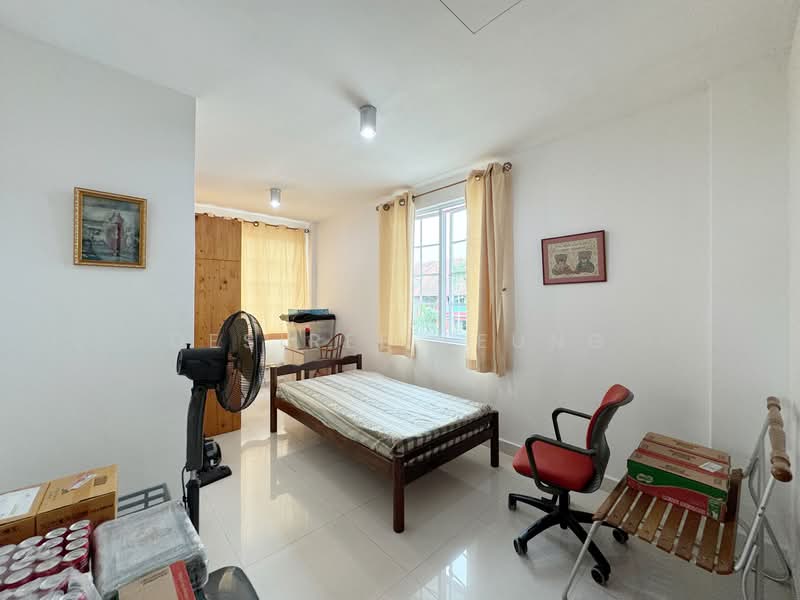 Spacious 8BR Semi-D within 1KM of CHIJ St Nic. Ideal for Multi Gen Living, , 8 Bedrooms, 3,500 sqft, Semi-Detached House For Sale, by Desiree Leung, 500109971 - Bedroom - PropertyGuru.com.sg