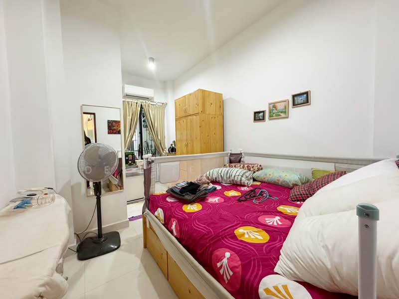 Spacious 8BR Semi-D within 1KM of CHIJ St Nic. Ideal for Multi Gen Living, , 8 Bedrooms, 3,500 sqft, Semi-Detached House For Sale, by Desiree Leung, 500109971 - Bedroom - PropertyGuru.com.sg