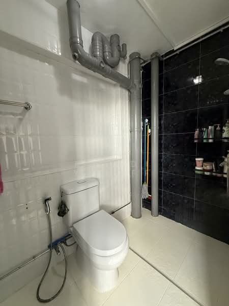 645 Jurong West Street 61, 645 Jurong West Street 61, 3 Bedrooms, 1,076 sqft, HDB Flat For Sale, by Rusydi Yusoff, 500109986 - Bathroom - PropertyGuru.com.sg