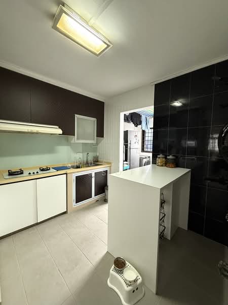 645 Jurong West Street 61, 645 Jurong West Street 61, 3 Bedrooms, 1,076 sqft, HDB Flat For Sale, by Rusydi Yusoff, 500109986 - Kitchen - PropertyGuru.com.sg