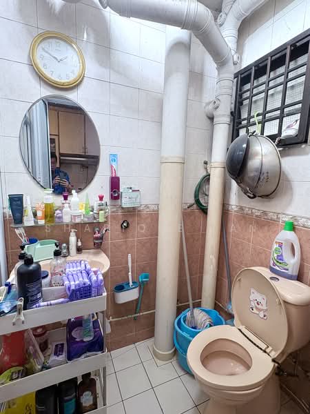 700B Ang Mo Kio Avenue 6, 700B Ang Mo Kio Avenue 6, 3 Bedrooms, 990 sqft, HDB Flat For Sale, by Sharique Tan, 500109998 - Bathroom - PropertyGuru.com.sg
