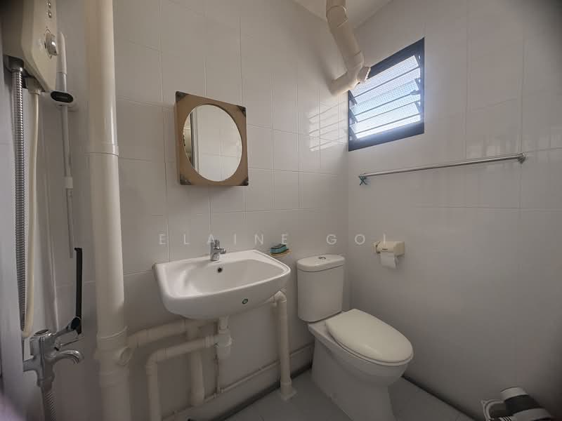 576 Ang Mo Kio Avenue 10, 576 Ang Mo Kio Avenue 10, 3 Bedrooms, 979 sqft, HDB Flat For Sale, by Elaine Goi, 500110050 - Bathroom - PropertyGuru.com.sg