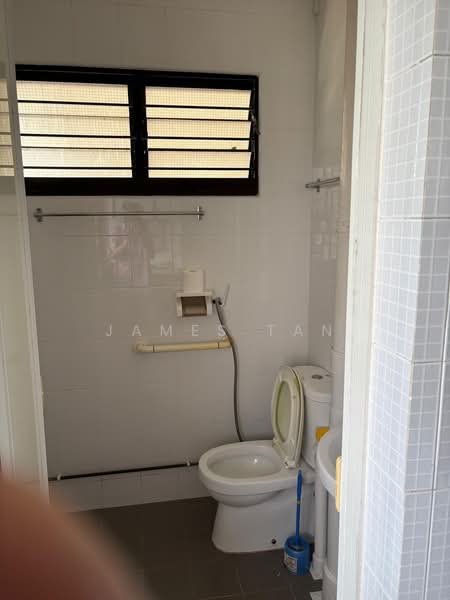 334 Clementi Avenue 2, 334 Clementi Avenue 2, 2 Bedrooms, 700 sqft, HDB Flat For Rent, by James Tan, 500110063 - Bathroom - PropertyGuru.com.sg