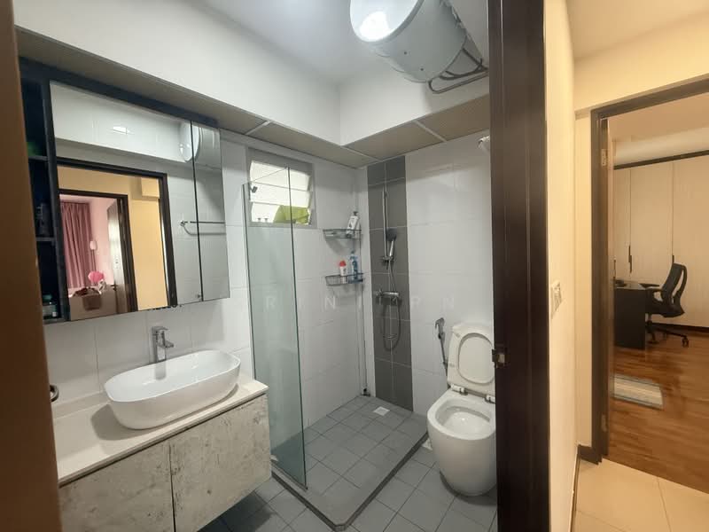 217A Compassvale Drive, 217A Compassvale Drive, 3 Bedrooms, 1,206 sqft, HDB Flat For Sale, by Srini PN, 500110077 - Bathroom - PropertyGuru.com.sg