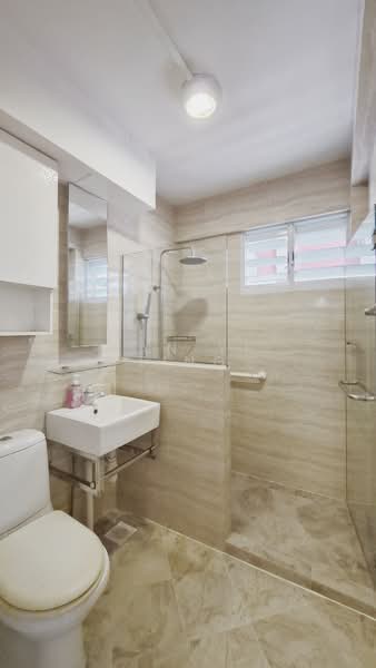 220 Bishan Street 23, 220 Bishan Street 23, 3 Bedrooms, 1,496 sqft, HDB Flat For Rent, by Tan Yi Ting, 500110138 - Common bathroom - PropertyGuru.com.sg