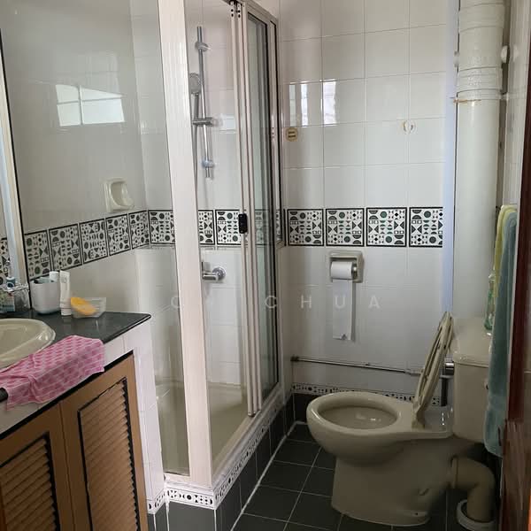 407 Hougang Avenue 10, 407 Hougang Avenue 10, 4 Bedrooms, 1,679 sqft, HDB Flat For Sale, by Roy Chua, 500110149 - Master Bathroom - PropertyGuru.com.sg