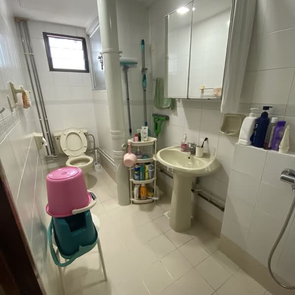 407 Hougang Avenue 10, 407 Hougang Avenue 10, 4 Bedrooms, 1,679 sqft, HDB Flat For Sale, by Roy Chua, 500110149 - Bathroom - PropertyGuru.com.sg