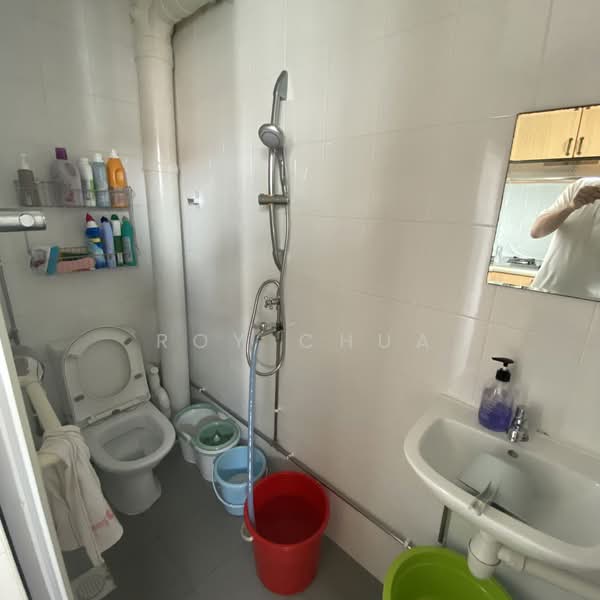407 Hougang Avenue 10, 407 Hougang Avenue 10, 4 Bedrooms, 1,679 sqft, HDB Flat For Sale, by Roy Chua, 500110149 - Bathroom - PropertyGuru.com.sg