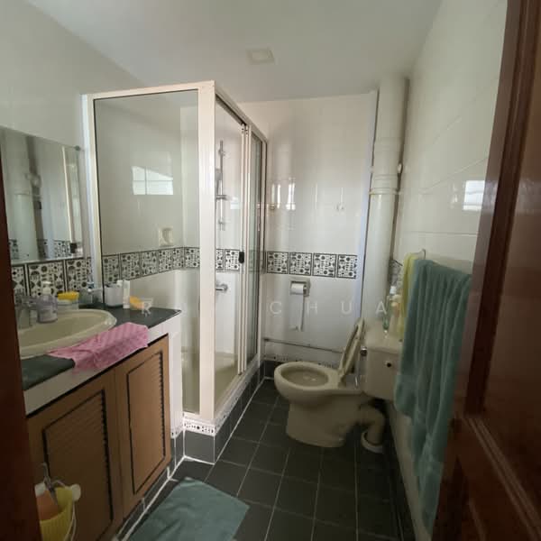407 Hougang Avenue 10, 407 Hougang Avenue 10, 4 Bedrooms, 1,679 sqft, HDB Flat For Sale, by Roy Chua, 500110149 - Master Bathroom - PropertyGuru.com.sg