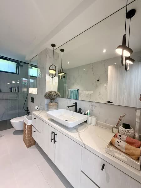 Near King Albert Park MRT/MGS 2.5 Storey Inter-Terrace, , 5 Bedrooms, 3,500 sqft, Terraced House For Sale, by Lynn Er, 500110161 - Bathroom - PropertyGuru.com.sg