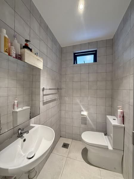 Near King Albert Park MRT/MGS 2.5 Storey Inter-Terrace, , 5 Bedrooms, 3,500 sqft, Terraced House For Sale, by Lynn Er, 500110161 - Bathroom - PropertyGuru.com.sg