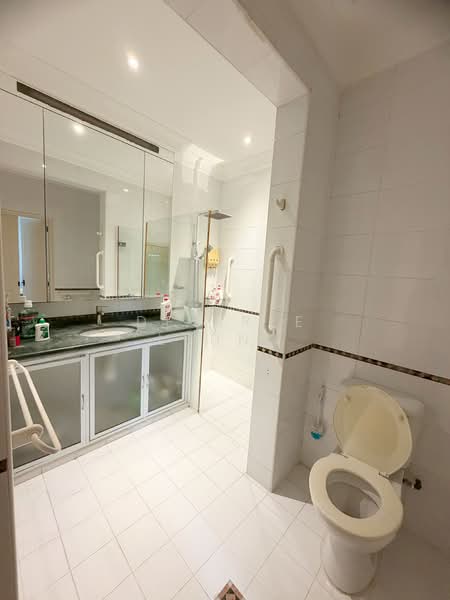 Entire 2nd Storey Landed with Balcony and Yard, , 4 Bedrooms, 3,000 sqft, Semi-Detached House For Rent, by Desiree Leung, 500110164 - Bathroom - PropertyGuru.com.sg
