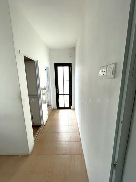 Horne road, , 4 Bedrooms, 1,279 sqft, Walk-up Apartment For Sale, by Rachel Bang, 500110188 - Corridor - PropertyGuru.com.sg