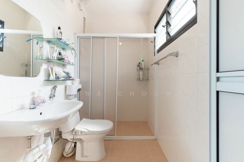 519 Jelapang Road, 519 Jelapang Road, 3 Bedrooms, 1,324 sqft, HDB Flat For Sale, by Fiona Choong, 500110192 - Bathroom - PropertyGuru.com.sg