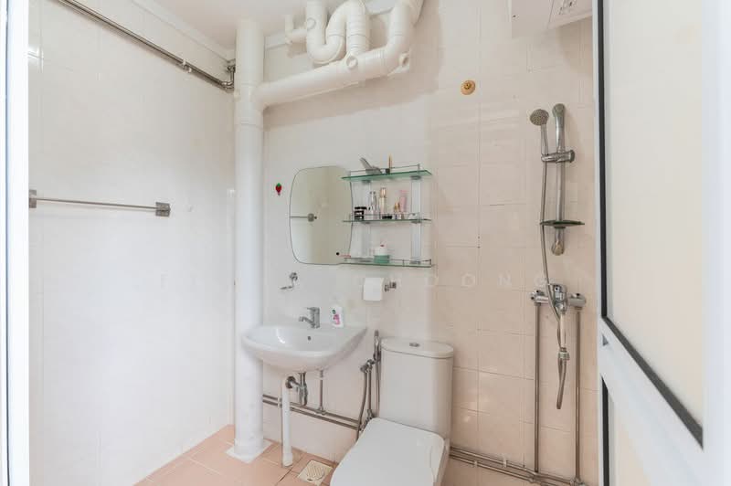519 Jelapang Road, 519 Jelapang Road, 3 Bedrooms, 1,324 sqft, HDB Flat For Sale, by Fiona Choong, 500110192 - Bathroom - PropertyGuru.com.sg