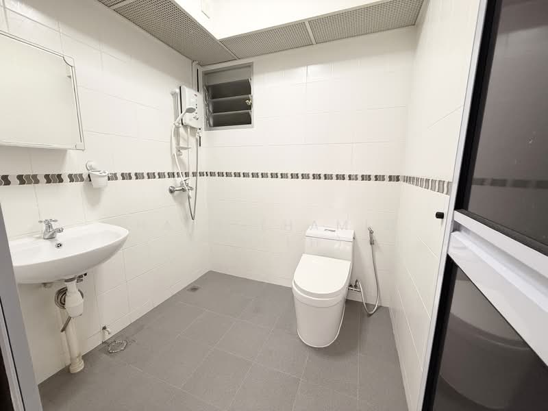 986B Buangkok Crescent, 986B Buangkok Crescent, 2 Bedrooms, 721 sqft, HDB Flat For Sale, by Hans (Hamid Salleh), 500110247 - Bathroom - PropertyGuru.com.sg