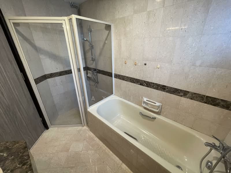 The Bencoolen, 180A Bencoolen Street, 2 Bedrooms, 883 sqft, Apartment For Rent, by Max Lim, 500110275 - Master Bathroom - PropertyGuru.com.sg