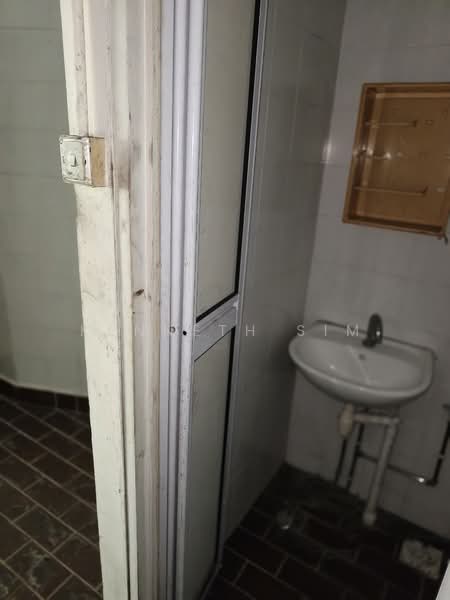 Jurong Food Hub, 15 Jalan Tepong, 2,594 sqft, Factory / Workshop (B2) For Rent, by KENNETH SIM, 500110302 - Bathroom - CommercialGuru.com.sg
