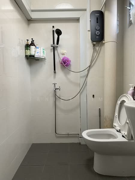 5 Toh Yi Drive, 5 Toh Yi Drive, 3 Bedrooms, 1,119 sqft, HDB Flat For Sale, by Janice Lim, 500110313 - Bathroom - PropertyGuru.com.sg