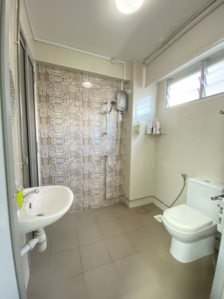 5 Toh Yi Drive, 5 Toh Yi Drive, 3 Bedrooms, 1,119 sqft, HDB Flat For Sale, by Janice Lim, 500110313 - Bathroom - PropertyGuru.com.sg