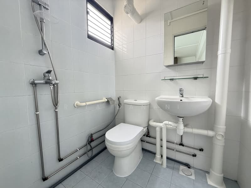 545 Bedok North Street 3, 545 Bedok North Street 3, 3 Bedrooms, 1,001 sqft, HDB Flat For Rent, by Rita Danani, 500110329 - Bathroom - PropertyGuru.com.sg