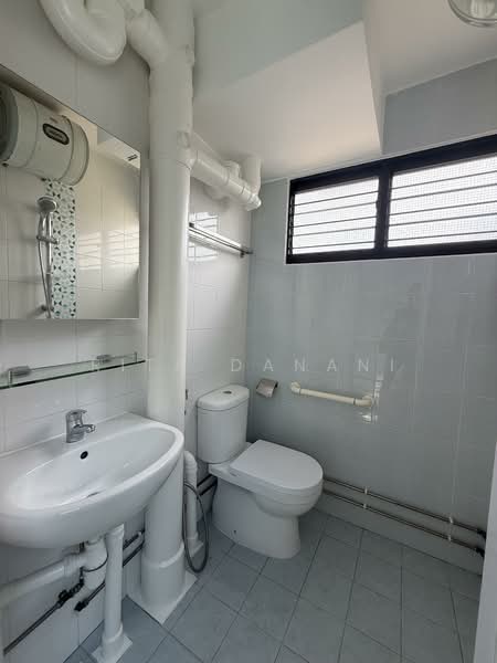 545 Bedok North Street 3, 545 Bedok North Street 3, 3 Bedrooms, 1,001 sqft, HDB Flat For Rent, by Rita Danani, 500110329 - Bathroom - PropertyGuru.com.sg