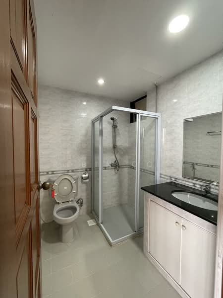 Ocean Park, 520 East Coast Road, 3 Bedrooms, 2,110 sqft, Condominium For Rent, by Robin Ooi, 500110340 - Bathroom - PropertyGuru.com.sg