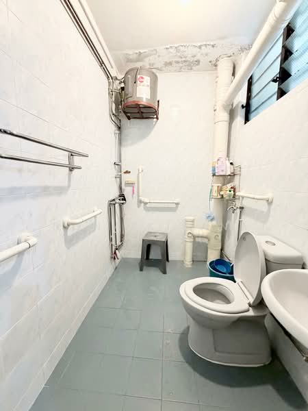 787D Woodlands Crescent, 787D Woodlands Crescent, 3 Bedrooms, 1,313 sqft, HDB Flat For Sale, by Nona Kirana, 500110343 - Bathroom - PropertyGuru.com.sg