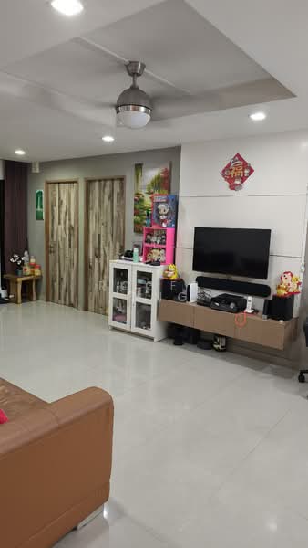 63 Teban Gardens Road, 63 Teban Gardens Road, 3 Bedrooms, 1,237 sqft, HDB Flat For Sale, by Roger Kang, 500110403 - Living Room - PropertyGuru.com.sg