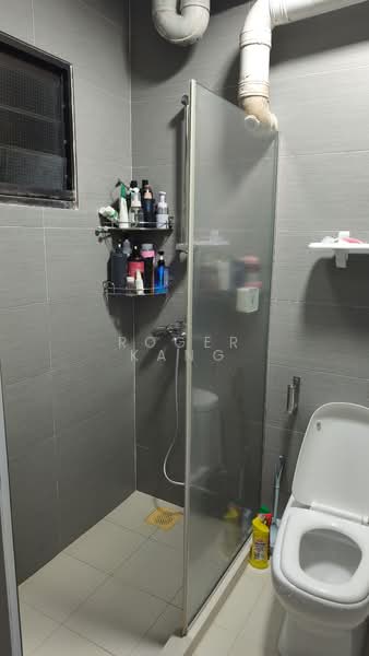 63 Teban Gardens Road, 63 Teban Gardens Road, 3 Bedrooms, 1,237 sqft, HDB Flat For Sale, by Roger Kang, 500110403 - Bathroom - PropertyGuru.com.sg