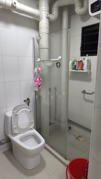 63 Teban Gardens Road, 63 Teban Gardens Road, 3 Bedrooms, 1,237 sqft, HDB Flat For Sale, by Roger Kang, 500110403 - Bathroom - PropertyGuru.com.sg