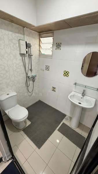 670A Edgefield Plains, 670A Edgefield Plains, 2 Bedrooms, 732 sqft, HDB Flat For Sale, by Liah Hanifah, 500110408 - Bathroom - PropertyGuru.com.sg