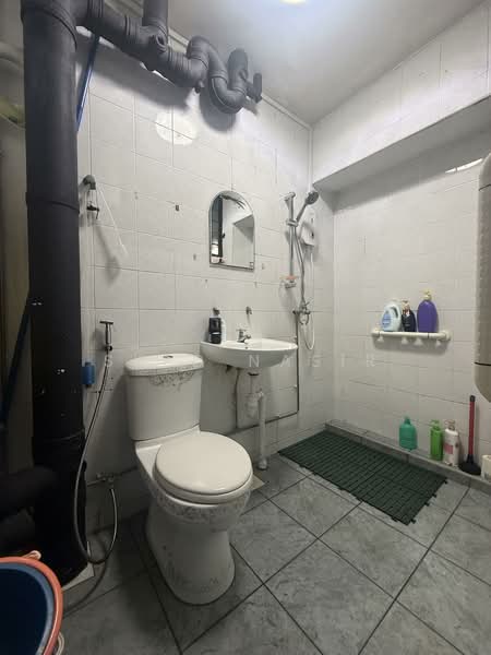 427 Woodlands Street 41, 427 Woodlands Street 41, 3 Bedrooms, 1,076 sqft, HDB Flat For Sale, by Syed Nasir, 500110417 - Bathroom - PropertyGuru.com.sg