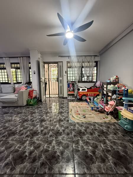 427 Woodlands Street 41, 427 Woodlands Street 41, 3 Bedrooms, 1,076 sqft, HDB Flat For Sale, by Syed Nasir, 500110417 - Living Room - PropertyGuru.com.sg