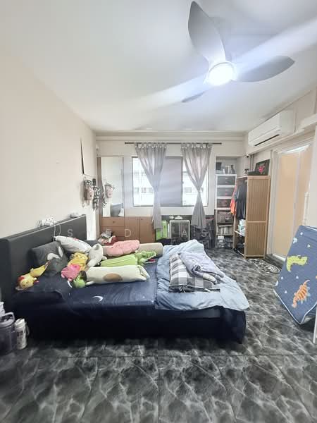 427 Woodlands Street 41, 427 Woodlands Street 41, 3 Bedrooms, 1,076 sqft, HDB Flat For Sale, by Syed Nasir, 500110417 - Bedroom - PropertyGuru.com.sg
