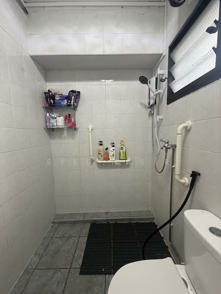 427 Woodlands Street 41, 427 Woodlands Street 41, 3 Bedrooms, 1,076 sqft, HDB Flat For Sale, by Syed Nasir, 500110417 - Bathroom - PropertyGuru.com.sg